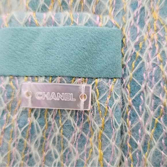 Chanel  blazer. Needs a new home 🤩🥰. I have to take more photo of size etc, - Picture 5 of 14